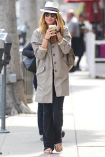 Cat Deeley feet photo thumbnail