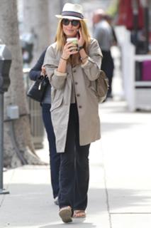 Cat Deeley feet photo thumbnail