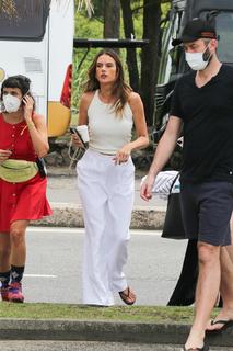Alessandra Ambrosio feet photo thumbnail