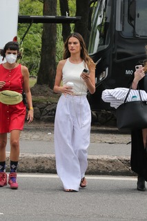 Alessandra Ambrosio feet photo thumbnail
