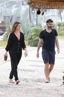 Alessandra Ambrosio feet photo thumbnail
