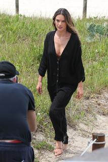 Alessandra Ambrosio feet photo thumbnail