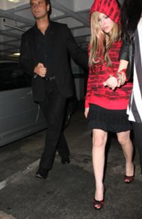 Avril Lavigne feet photo thumbnail