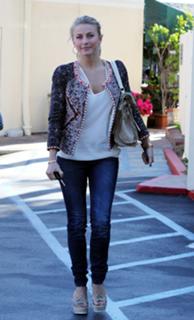 Julianne Hough feet photo thumbnail