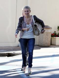Julianne Hough feet photo thumbnail