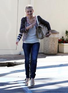 Julianne Hough feet photo thumbnail