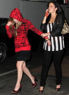 Avril Lavigne feet photo thumbnail