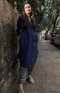 Karisma Kapoor feet photo thumbnail