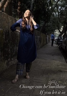 Karisma Kapoor feet photo thumbnail
