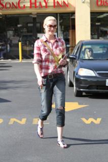 Katherine Heigl feet photo thumbnail