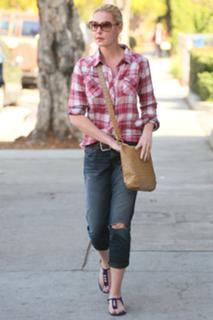 Katherine Heigl feet photo thumbnail