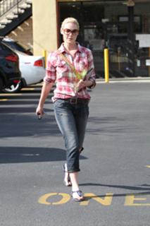 Katherine Heigl feet photo thumbnail