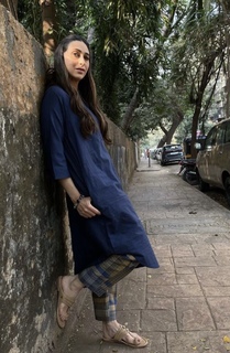 Karisma Kapoor feet photo thumbnail