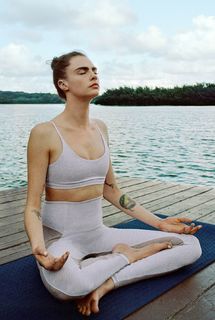 Cara Delevingne feet photo thumbnail