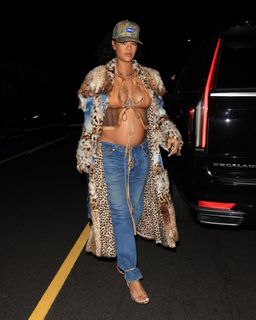 Rihanna feet photo thumbnail