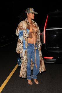 Rihanna feet photo thumbnail