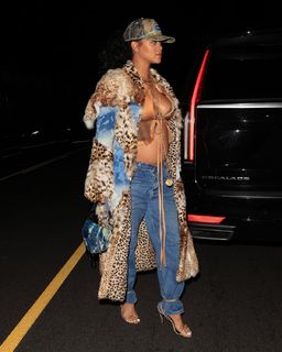 Rihanna feet photo thumbnail