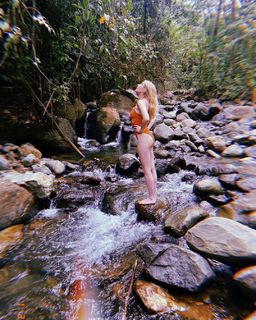 Emma Roberts feet photo thumbnail
