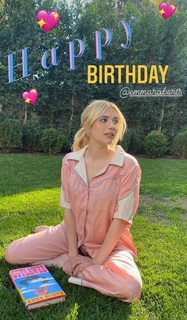 Emma Roberts feet photo thumbnail