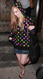 Avril Lavigne feet photo thumbnail