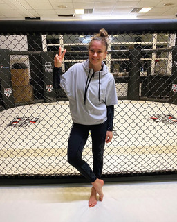 Karolina Kowalkiewicz feet photo thumbnail