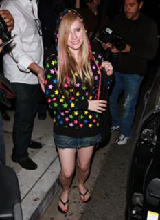 Avril Lavigne feet photo thumbnail