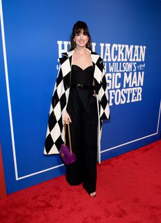 Anne Hathaway feet photo thumbnail