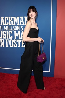 Anne Hathaway feet photo thumbnail