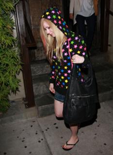 Avril Lavigne feet photo thumbnail