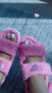 Chloe Bailey feet photo thumbnail