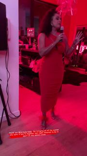 Joy Taylor feet photo thumbnail