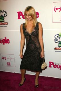Kaley Cuoco feet photo thumbnail