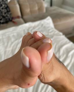 Karin Klemp feet photo thumbnail