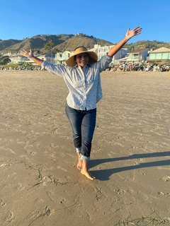 Mindy Kaling feet photo thumbnail