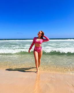 Larissa Manoela feet photo thumbnail