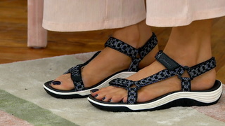 Courtney Khondabi feet photo thumbnail