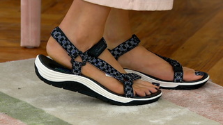 Courtney Khondabi feet photo thumbnail
