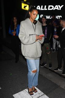 Lais Ribeiro feet photo thumbnail