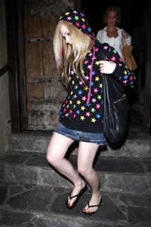 Avril Lavigne feet photo thumbnail