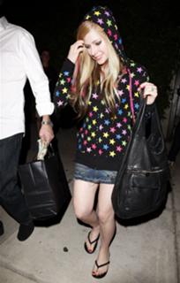 Avril Lavigne feet photo thumbnail