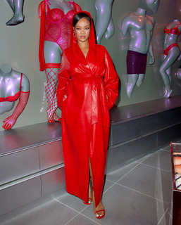 Rihanna feet photo thumbnail