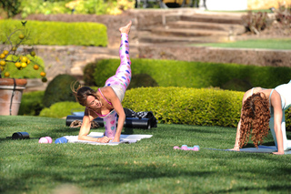 Brooke Burke feet photo thumbnail