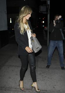 Delta Goodrem feet photo thumbnail
