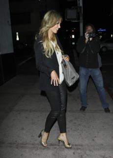 Delta Goodrem feet photo thumbnail