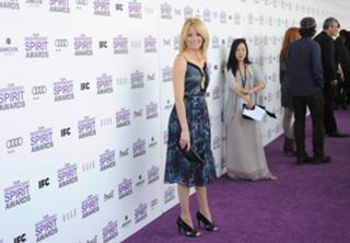 Elizabeth Banks feet photo thumbnail