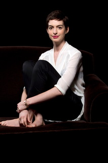 Anne Hathaway feet photo thumbnail