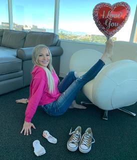 Kyle Unfug feet photo thumbnail