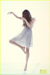 Shailene Woodley feet photo thumbnail