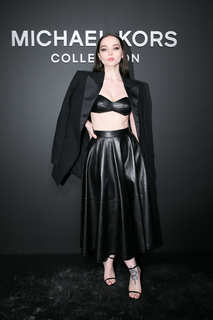 Dove Cameron feet photo thumbnail