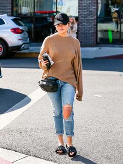 Chrissy Teigen feet photo thumbnail
